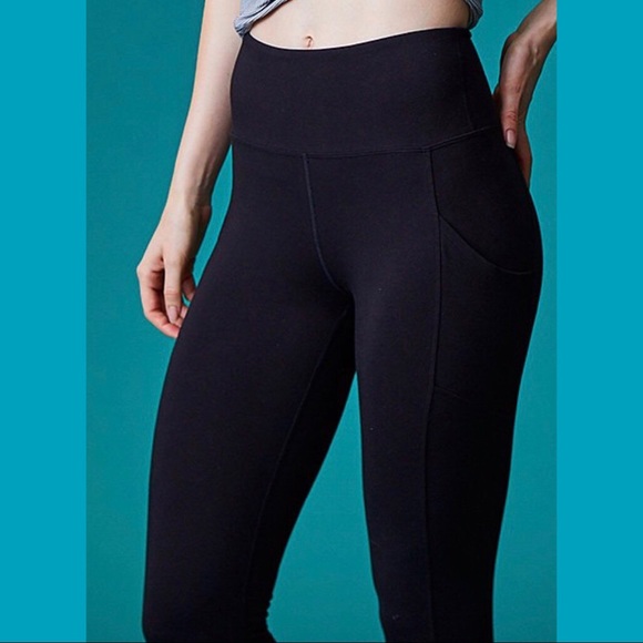 MARIKA Black Pocket Crop Leggings - Picture 5 of 6